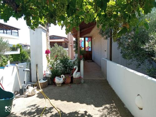 a house with a fence and a yard with plants at BELLA-CAZA in Mákri