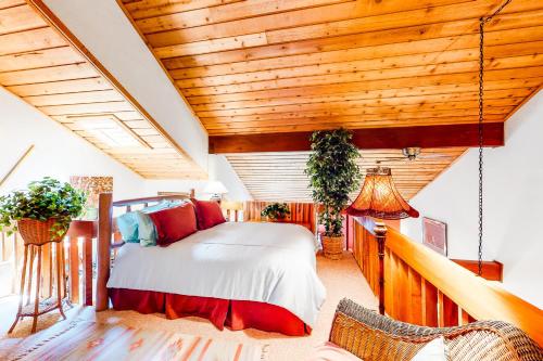 una camera con letto e soffitto in legno di Elkhorn Retreat a Sun Valley