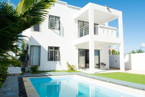 Bazen u ili blizu objekta Villa La Tourelle