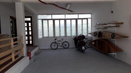 um quarto com uma moto e uma prancha de surf em Il Sogno di Bea em Terni