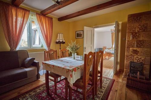 sala de estar con mesa y sofá en ROZTOCZE Wiejski Domek, en Horyniec