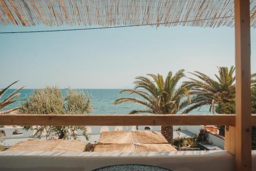 uma vista para o oceano a partir da varanda de um resort em Votsalo Cozy Apartments em Limenaria