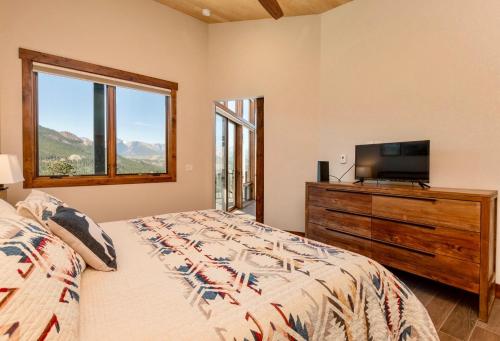 Ένα ή περισσότερα κρεβάτια σε δωμάτιο στο Azure Vista Vacation Home at Windcliff home