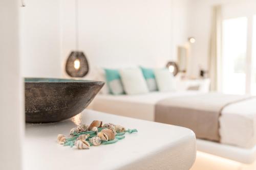 Ένα ή περισσότερα κρεβάτια σε δωμάτιο στο Beachfront Private Suites at Kalais - Stunning Sea & Sunset Views, Bus Stop Outside, Easy Naxos Town Access, Free Beach Chairs