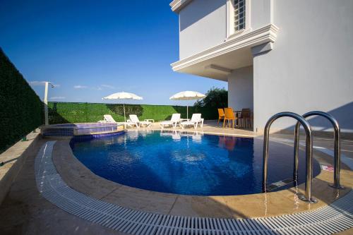 ein Schwimmbad in der Mitte eines Hauses in der Unterkunft Huma Elite Hotel in Antalya