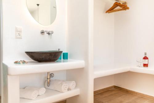 Ένα μπάνιο στο Beachfront Private Suites at Kalais - Stunning Sea & Sunset Views, Bus Stop Outside, Easy Naxos Town Access, Free Beach Chairs