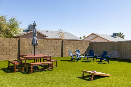 a yard with tables and chairs and an umbrella at Glendale Keim home in Glendale