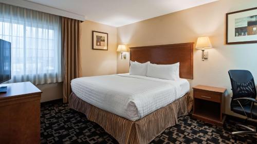 En eller flere senger på et rom på Best Western Plus Wausau-Rothschild Hotel