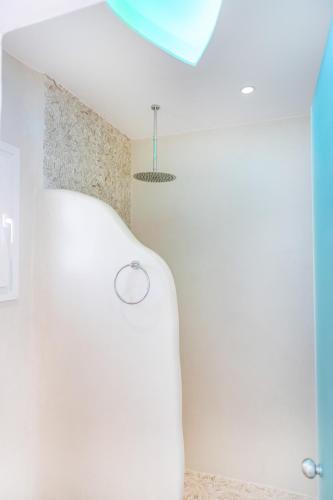 Ένα ή περισσότερα κρεβάτια σε δωμάτιο στο Beachfront Private Suites at Kalais - Stunning Sea & Sunset Views, Bus Stop Outside, Easy Naxos Town Access, Free Beach Chairs