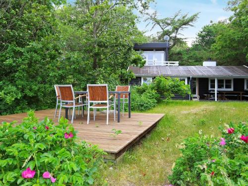 Κήπος έξω από το 6 person holiday home in Dronningmølle-By Traum
