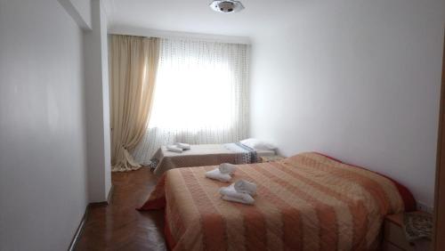 ein Hotelzimmer mit 2 Betten und einem Fenster in der Unterkunft Horizons in Istanbul