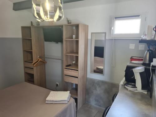 Postel nebo postele na pokoji v ubytování Chambre cosy avec terrasse