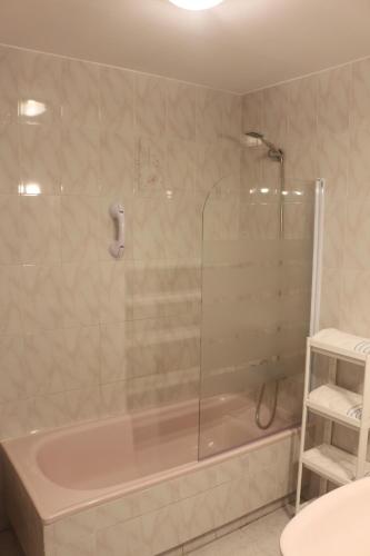 a bathroom with a tub and a glass shower at Los Colimbos in Torremolinos