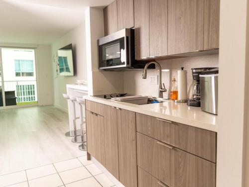 Modern and Luxurious Brickell Studio Image