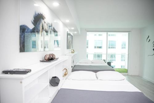 Modern and Luxurious Brickell Studio photo 13