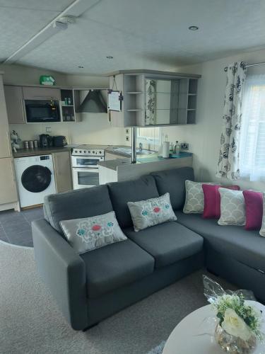 Galería fotográfica de Summer Lodge lovely big caravan in Hastings sleeps 6 free WiFi in caravan en St. Leonards