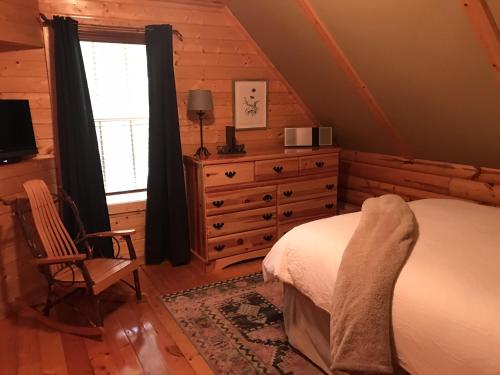Μια τηλεόραση ή/και κέντρο ψυχαγωγίας στο Tree Top Lodge - Gorgeous Lake Cabin with Hot Tub & Magnificent Views of Forests and Mountains! cabin