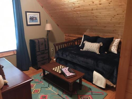 Χώρος καθιστικού στο Tree Top Lodge - Gorgeous Lake Cabin with Hot Tub & Magnificent Views of Forests and Mountains! cabin