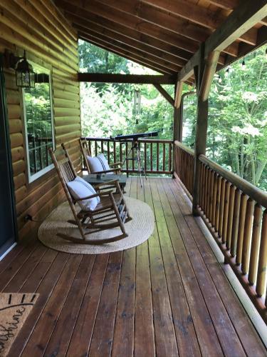 Μπαλκόνι ή βεράντα στο Tree Top Lodge - Gorgeous Lake Cabin with Hot Tub & Magnificent Views of Forests and Mountains! cabin