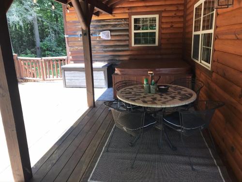 Μπαλκόνι ή βεράντα στο Tree Top Lodge - Gorgeous Lake Cabin with Hot Tub & Magnificent Views of Forests and Mountains! cabin