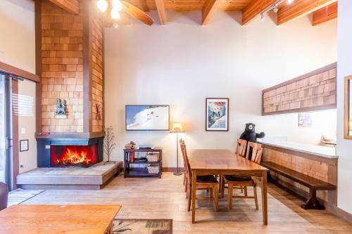 Χώρος καθιστικού στο Cozy Aspen Grove 2 bed 2 bath condo