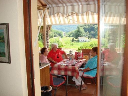 a group of people sitting at a dinner table at B&B della Pace in Sessa