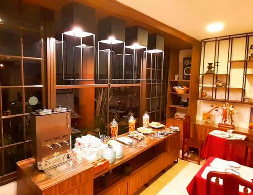 eine Küche mit einer Theke mit Essen darauf in der Unterkunft Lion D`Or in Villa Carlos Paz