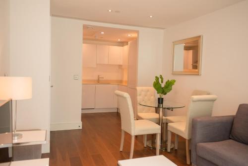 ロンドンにあるMySquare Apartments Canary Wharfのリビングルーム(テーブル、ソファ付)