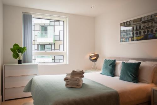 ロンドンにあるMySquare Apartments Canary Wharfの白いベッドルーム(ベッド1台、窓付)