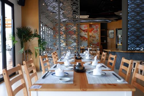 
En restaurant eller et andet spisested på Sea Seeker Krabi Resort - SHA Plus
