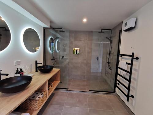 Een badkamer bij Queenstown Lakeview Holiday Home-5mins to town