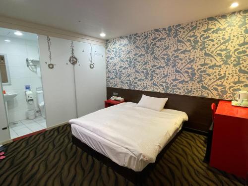 Postel nebo postele na pokoji v ubytování Funny Ximen Hotel