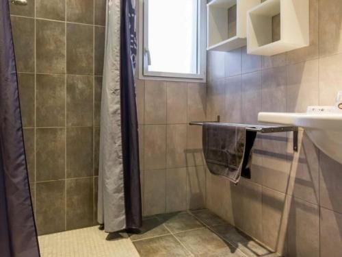 La salle de bains est pourvue d'une douche et d'un lavabo. dans l'établissement Gîte Casson, 3 pièces, 4 personnes - FR-1-306-849, à Casson