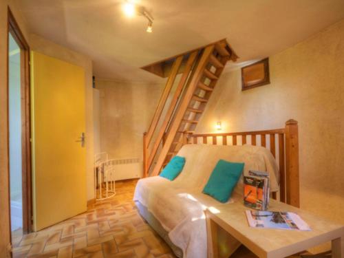 1 dormitorio con 1 cama y escalera de caracol en Gîte Pornic-Le Clion sur Mer, 3 pièces, 4 personnes - FR-1-306-872, en Pornic