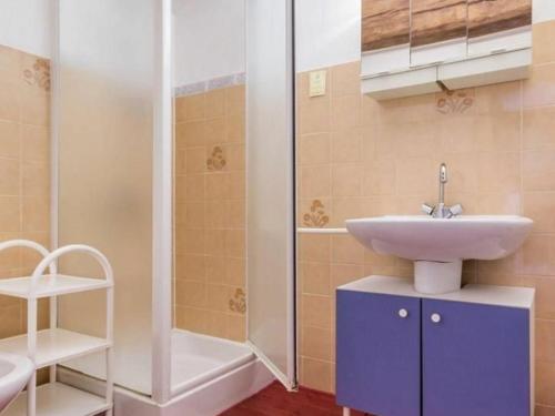 a bathroom with a sink and a shower at Gîte Corcoué-sur-Logne, 2 pièces, 3 personnes - FR-1-306-1066 in Saint-Étienne-de-Corcoué