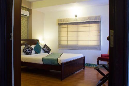 Tempat tidur dalam kamar di Orchid Suites - A Boutique Hotel Bangalore Off Residency Road