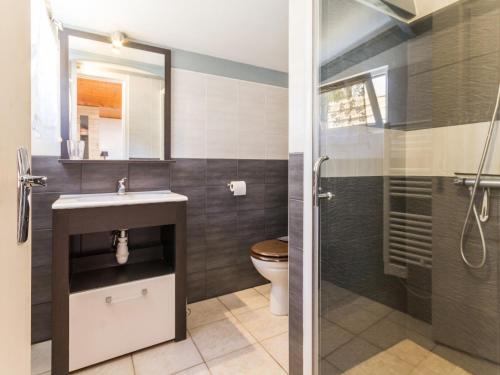 W łazience znajduje się toaleta, umywalka i prysznic. w obiekcie Gîte Saint-Brevin-les-Pins, 1 pièce, 2 personnes - FR-1-306-907 w mieście Saint-Brévin-les-Pins