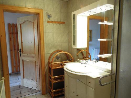 un baño con lavabo y espejo en Naturpark Bauernhof Sperl, en Mariahof