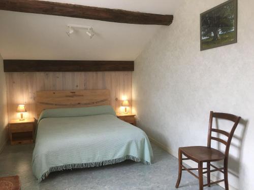 um quarto com uma cama e duas mesas e uma cadeira em Gîte Laître-sous-Amance, 2 pièces, 3 personnes - FR-1-584-68 