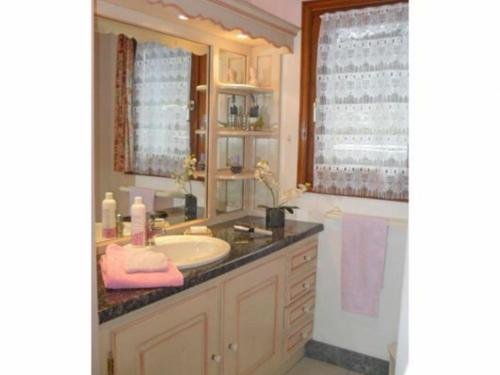 een badkamer met een wastafel en een spiegel bij Gîte Ferdrupt, 3 pièces, 6 personnes - FR-1-589-146 in Ferdrupt