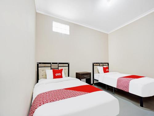 Tempat tidur dalam kamar di Super OYO 90383 Avisha Guest House Syariah