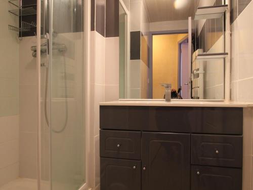 een badkamer met een wastafel en een douche met een spiegel bij Gîte Chavaniac-Lafayette, 2 pièces, 2 personnes - FR-1-582-198 in Chavaniac-Lafayette
