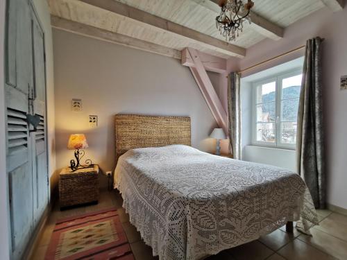 Un dormitorio con una cama grande y una ventana en Gîte Lavoûte-sur-Loire, 4 pièces, 5 personnes - FR-1-582-238 en Lavoûte-sur-Loire