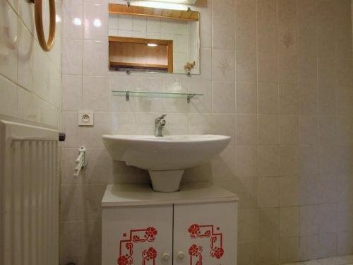 uma casa de banho com um lavatório e um espelho em Gîte Saint-Cirgues, 4 pièces, 6 personnes - FR-1-582-56 em Saint-Cirgues