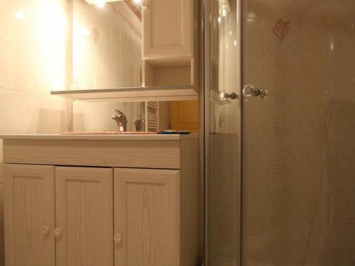 y baño con ducha con lavabo y puerta de ducha acristalada. en Gîte Saint-Front, 4 pièces, 6 personnes - FR-1-582-267, en Saint-Front