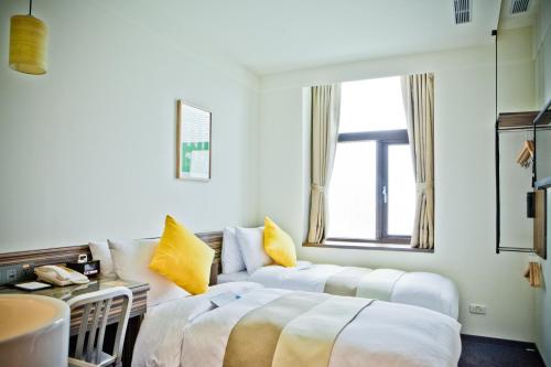 Una cama o camas en una habitación de Bee House by Cosmos Creation - Taipei Main Station