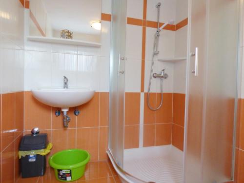 ein Bad mit einer Dusche und einem Waschbecken in der Unterkunft Studio for short stay in Rabac
