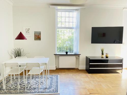 Zdjęcie z galerii obiektu aday - Aalborg mansion - Open bright apartment with garden w Aalborgu