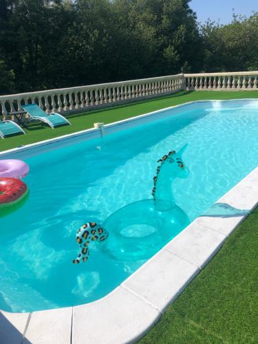 Bazén v ubytování Bayeux - Domaine Le Vivier nebo v jeho okolí