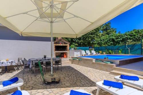 Bassein majutusasutuses Apartments Vanessa with Shared Pool või selle lähedal
